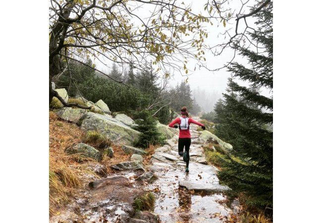 Běhej srdcem: Trailová běžkyně Iveta Vlčková otestovala kultovní značku Nathan